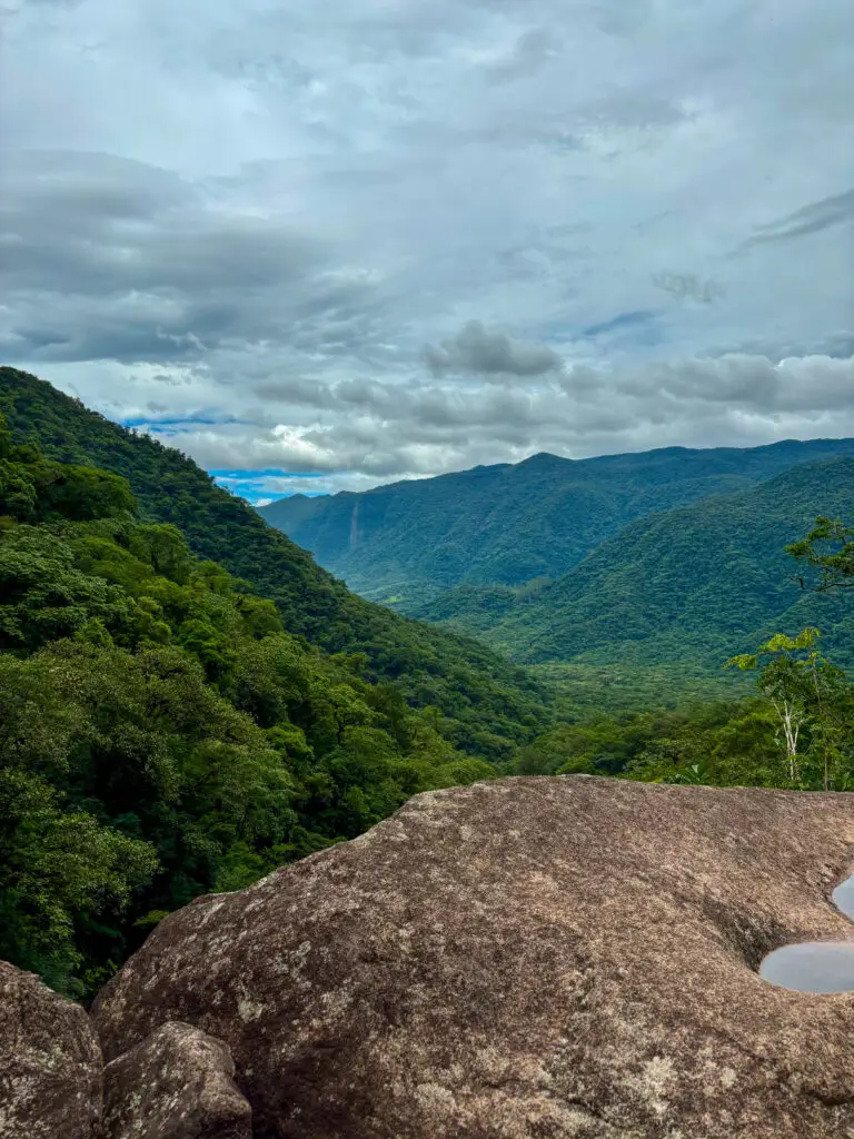 Vista para os morros da região do quiriri.