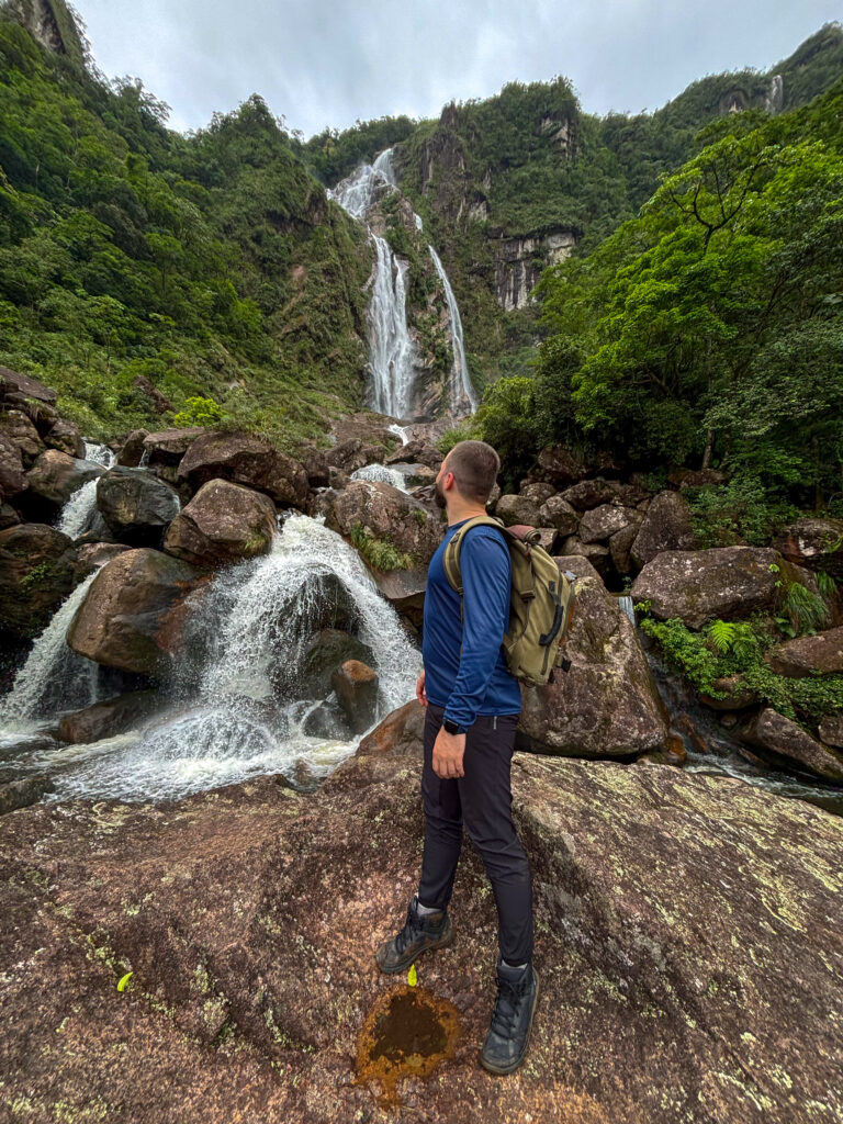 Autor em pé olhando para a imensidão da cachoeira.