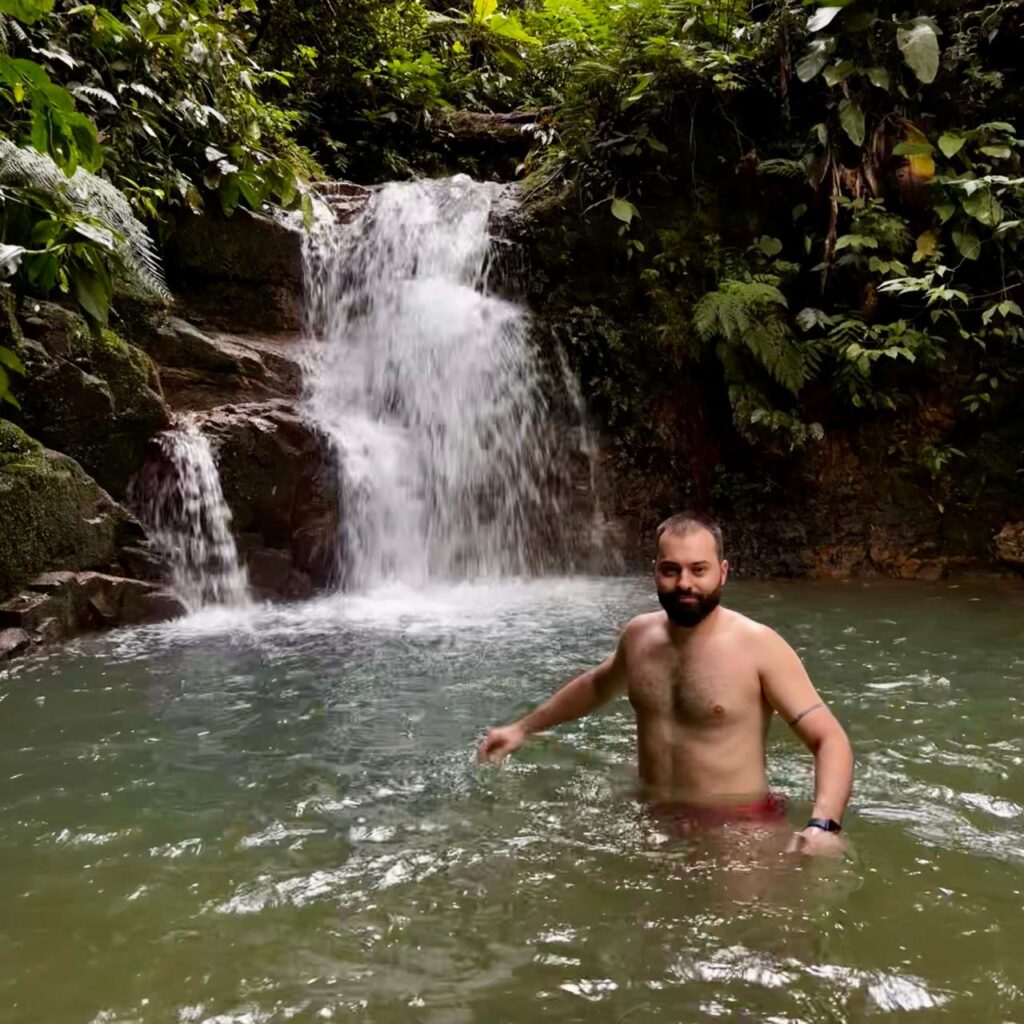 Autor tomando banho de cachoeira.